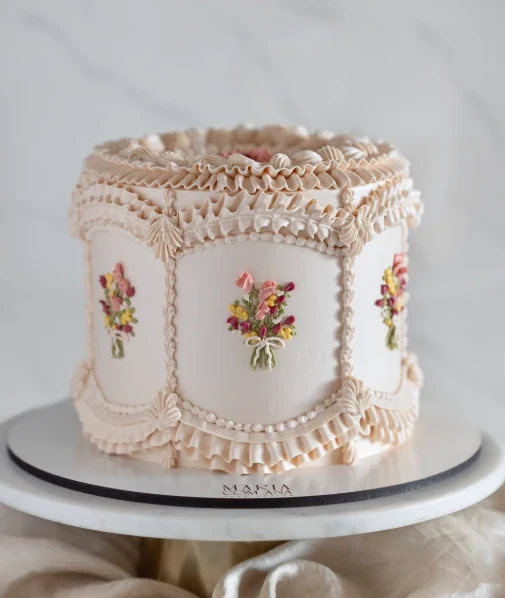 Bolo vintage com detalhes florais